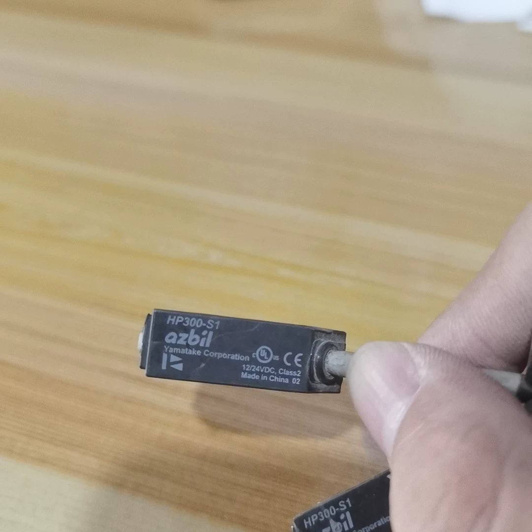 Azbil HP300-S1 Photoelectric Sensor - Used