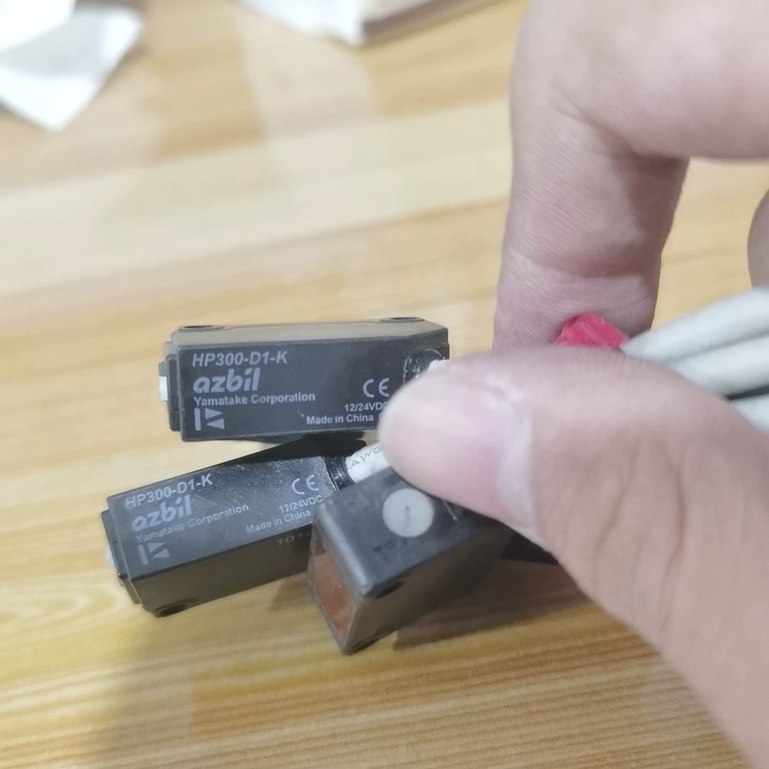 Azbil HP300-D1-K photoelectric sensor - Used