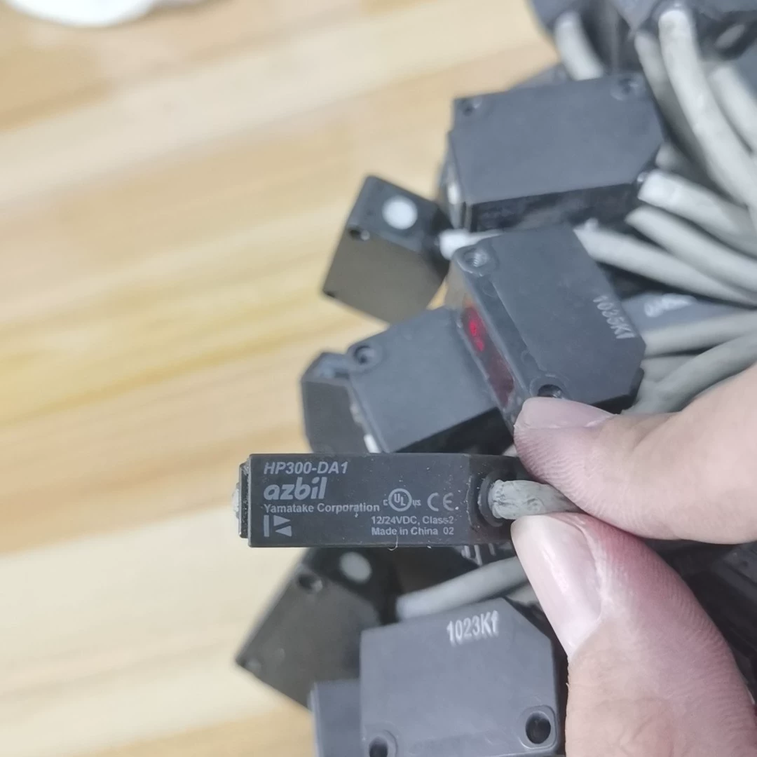 Azbil HP300-DA1 Photoelectric Sensor - Used