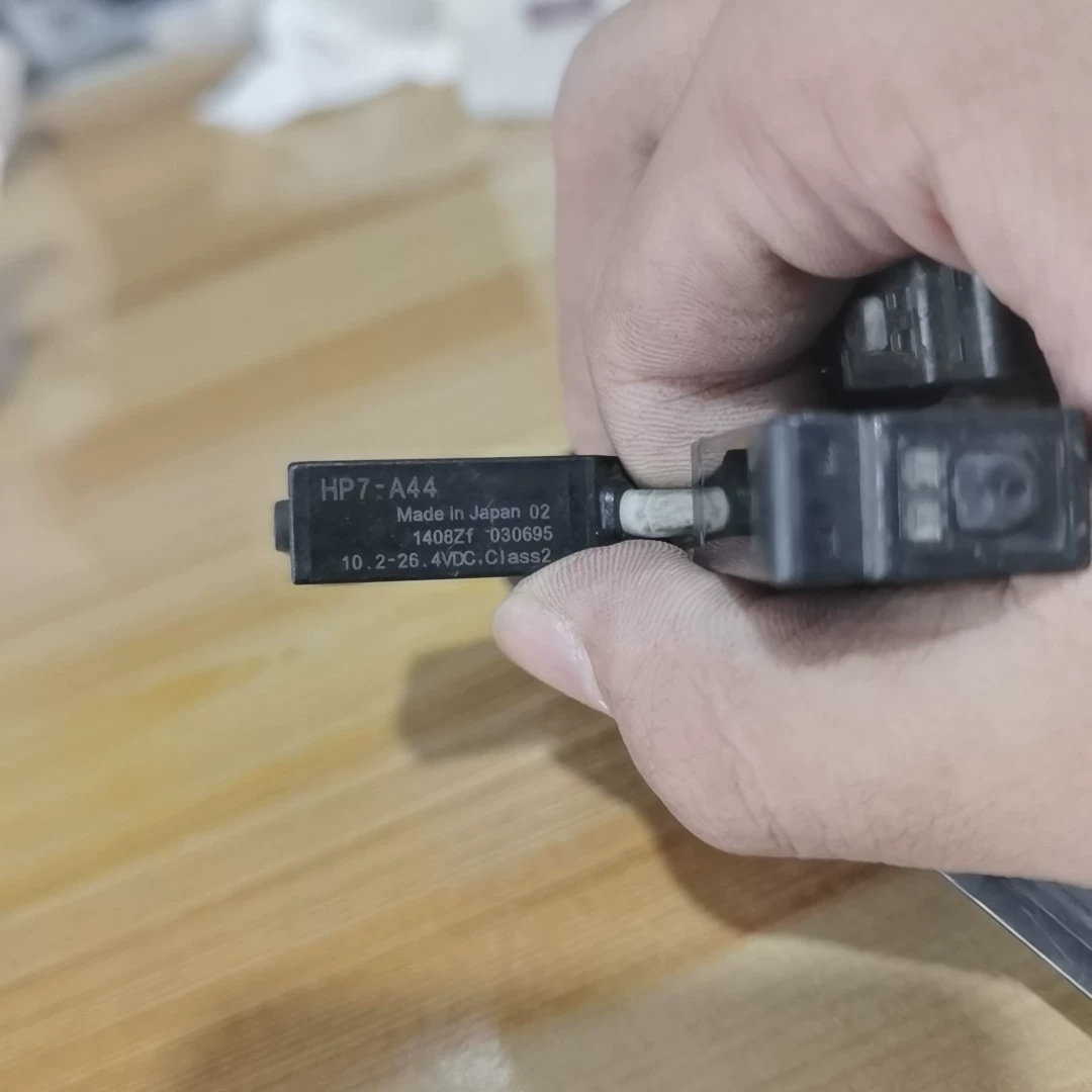 Azbil HP7-A44 photoelectric sensor - Used