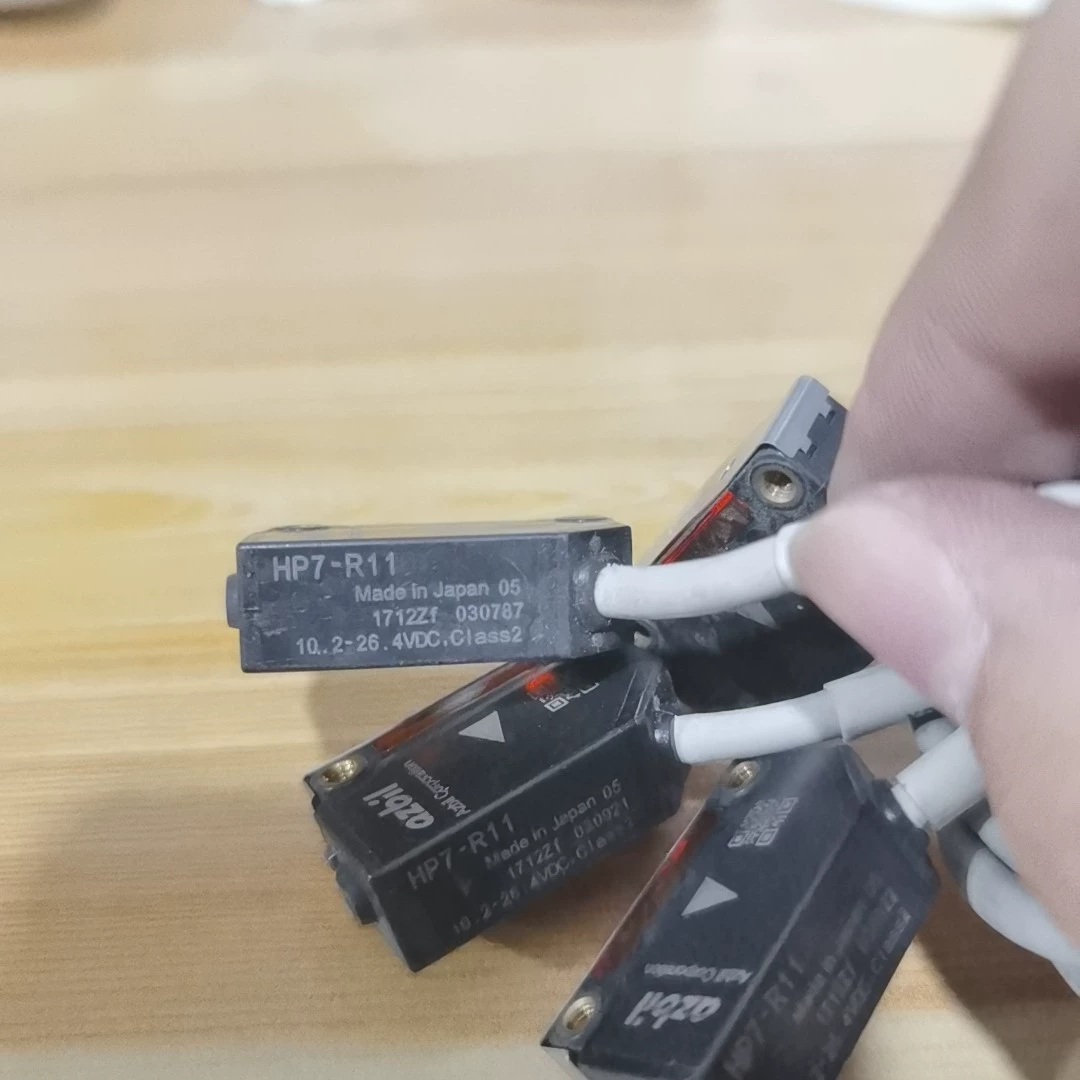 Azbil HP7-R11 photoelectric sensor - Used
