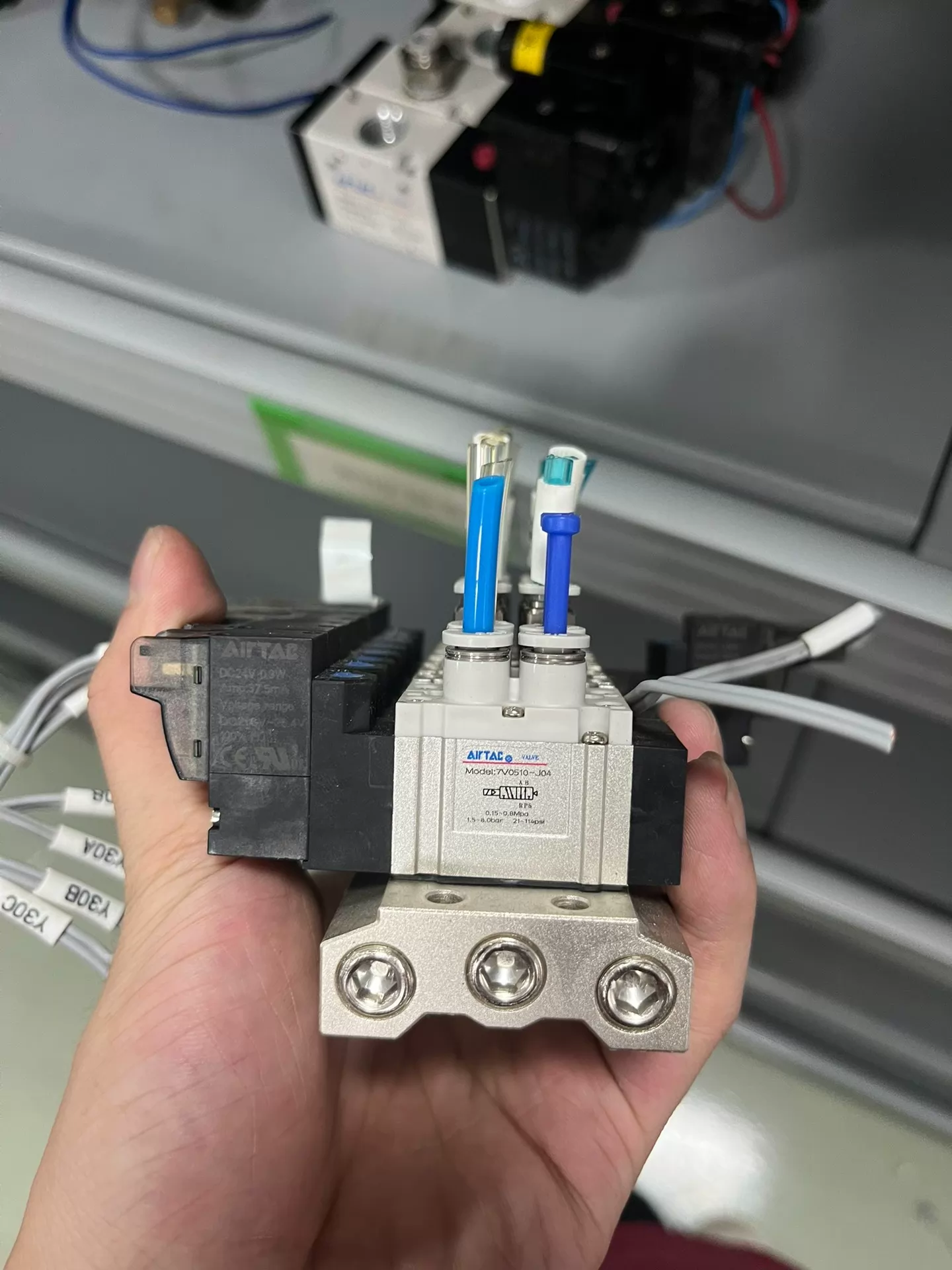 AirTAC 7V0510-J04 pneumatic solenoid valve - Used