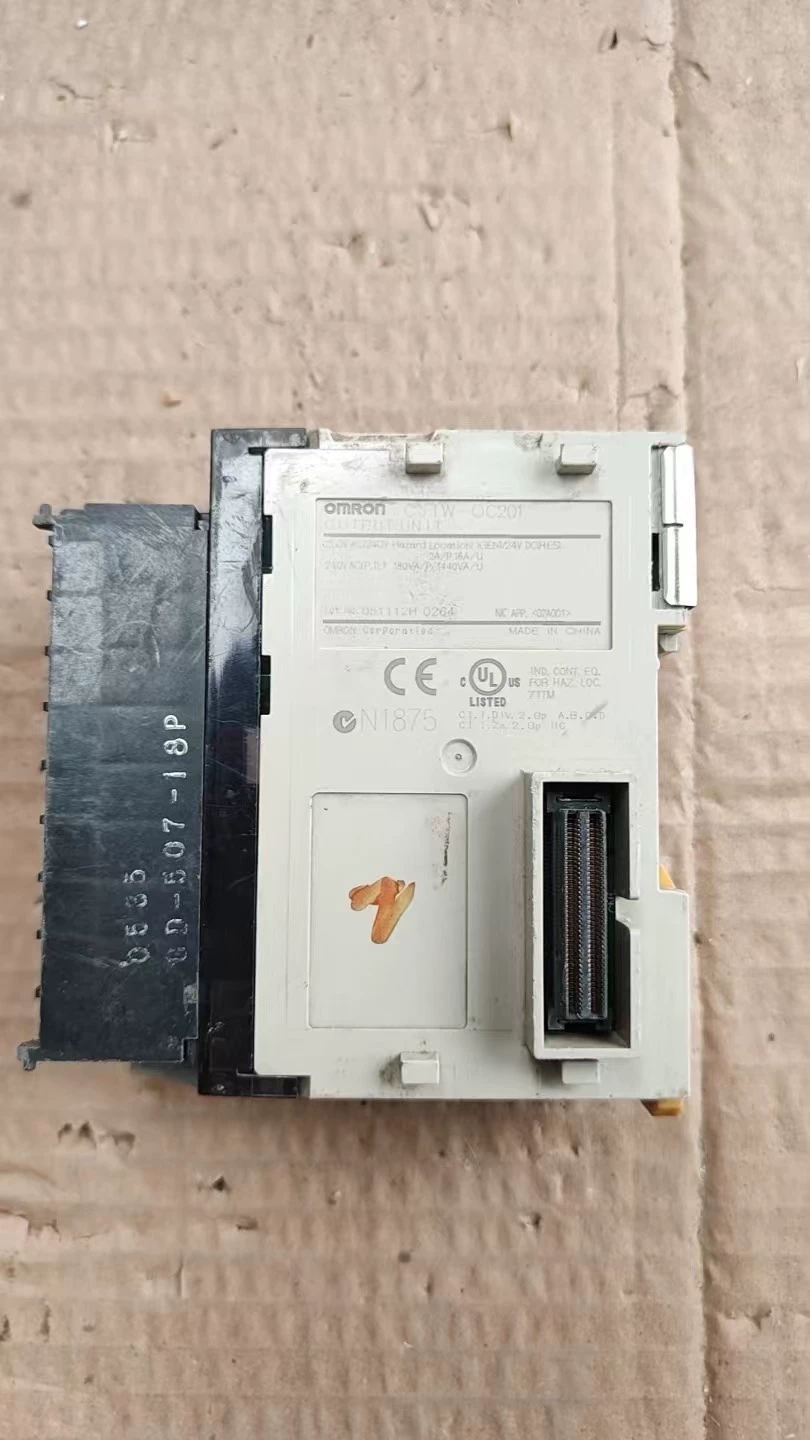 Módulo de expansão PLC Omron CJ1W-OC201 - Usado