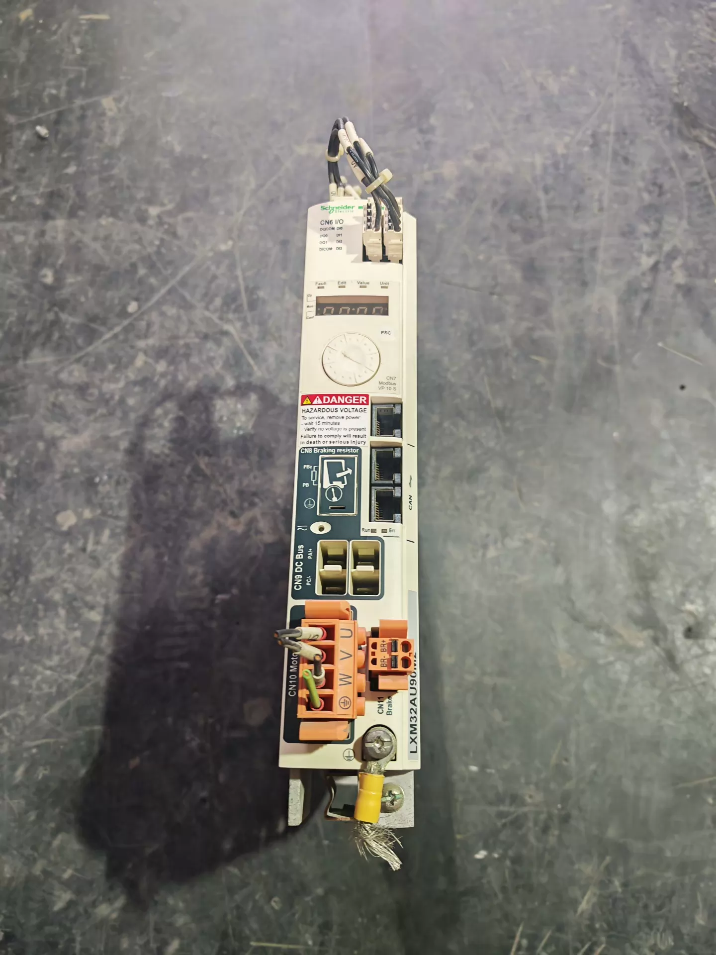 Acionamento de servo Schneider Electric LXM32AU90M2 - usado
