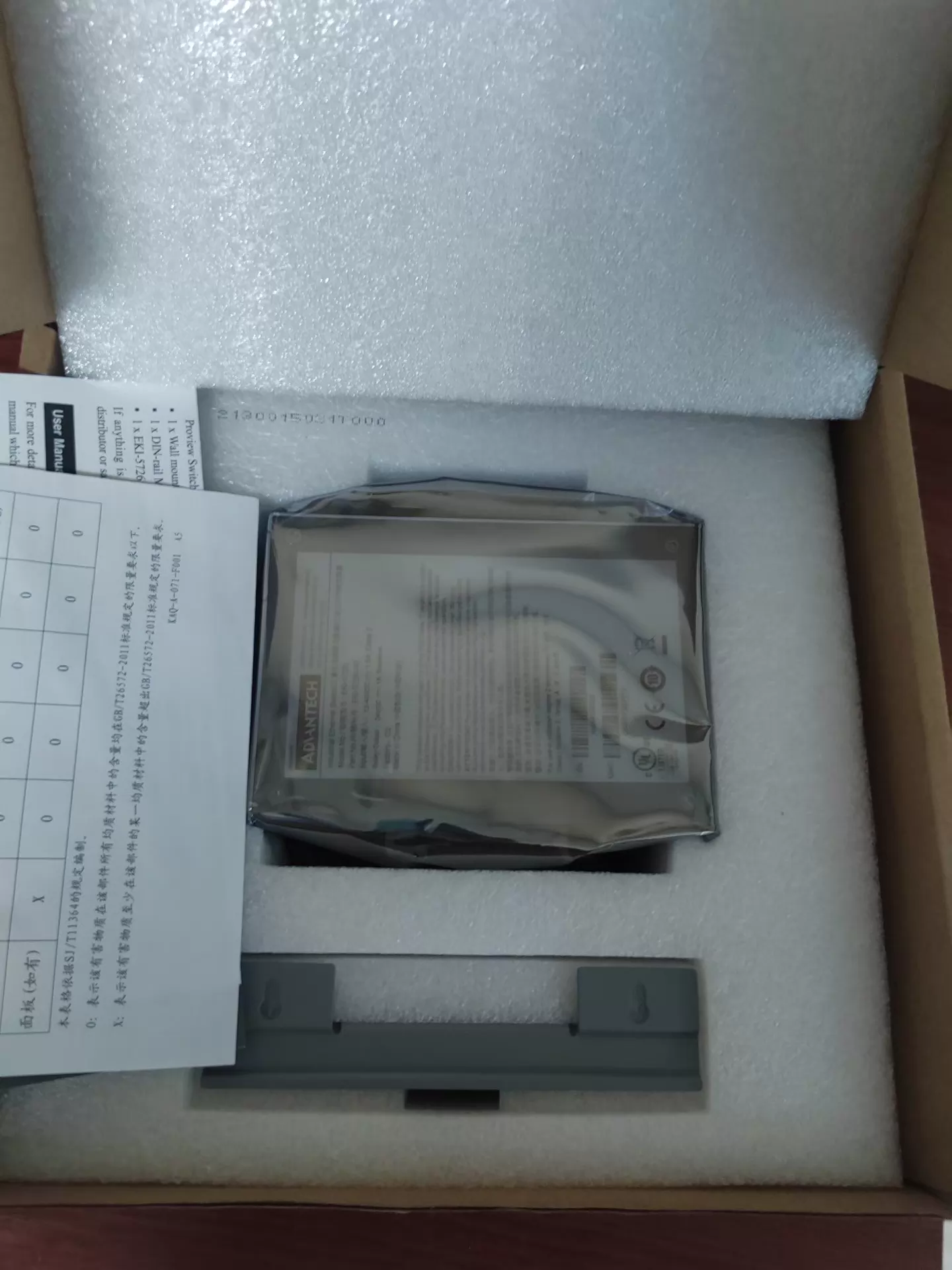 Advantech EKI-5726I 工业以太网交换机 - 全新