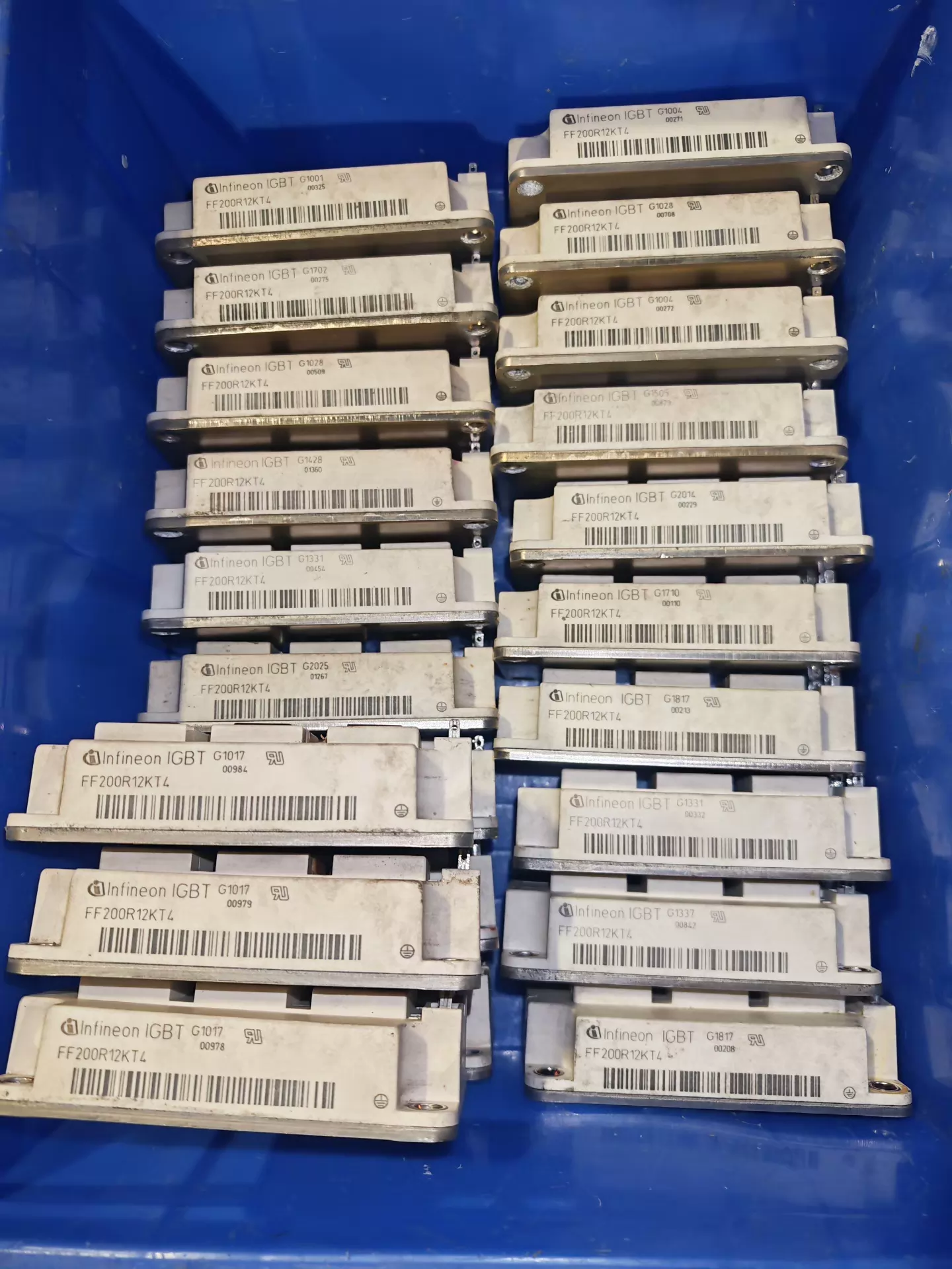 Infineon Technologies FF200R12KT4 - Used
